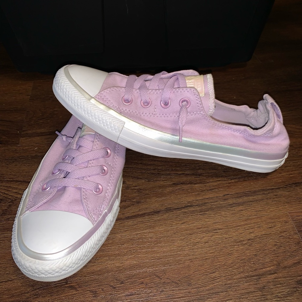 Beautiful lavender low top converse